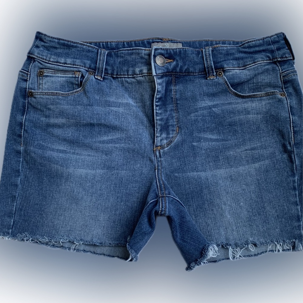 CHICOS denim blue Jean cutoffs with frayed bottom. SO SLIMMING, size 10 (1.5)
